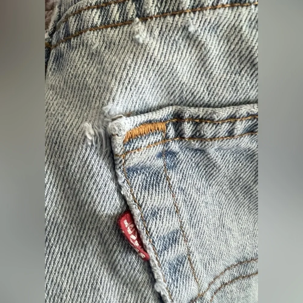 Vintage 90s Levi’s 560 Loose Fit Tapered Leg Men’s Size 38x34 USA Y2K Ligh Wash
